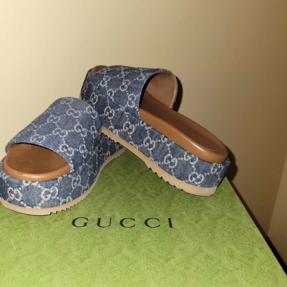 AUTHENTIC GUCCI SLIDES